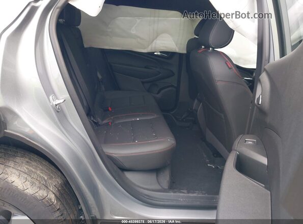 KL77LJEP2TC085974 2026 CHEVROLET TRAX Gray Widok naklejki z numerem VIN