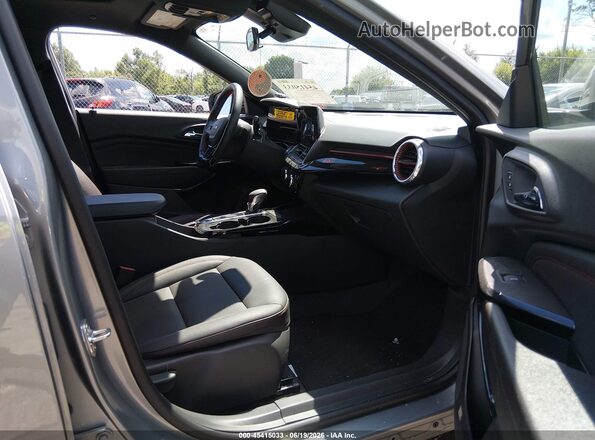 KL77LJEP4SC321586 2025 CHEVROLET TRAX Silver Vista interior delantera