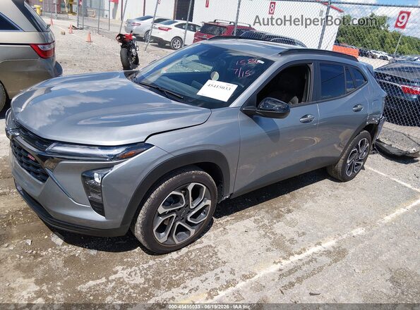 KL77LJEP4SC321586 2025 CHEVROLET TRAX Silver Vista tres cuartos delantera izquierda