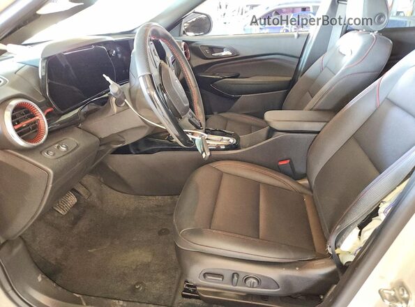 KL77LJEP8TC013273 2026 CHEVROLET TRAX Tan Widok wnętrza z przodu