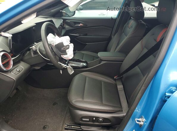 KL77LJEP8TC022717 2026 CHEVROLET TRAX Blue Вид салону спереду