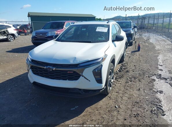 KL77LJEPXSC077541 2025 CHEVROLET TRAX White წინა მარცხენა ხედი სამი მეოთხედიდან