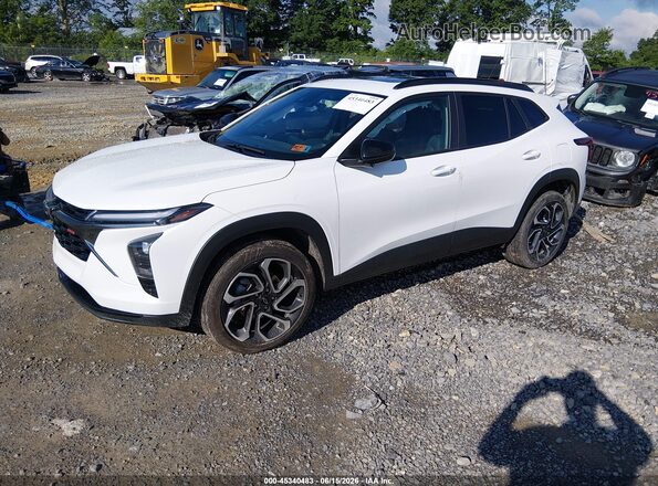 KL77LJEPXSC157213 2025 CHEVROLET TRAX White Առջևի ձախ երեք քառորդ տեսարան