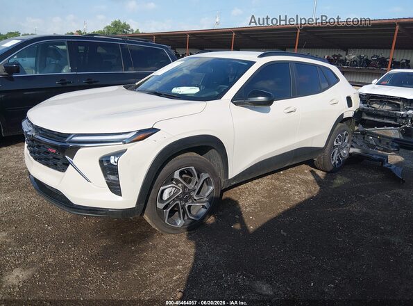 KL77LJEPXTC050888 2026 CHEVROLET TRAX White წინა მარცხენა ხედი სამი მეოთხედიდან