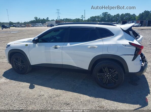 KL77LKE22RC204724 2024 CHEVROLET TRAX White Սալոնի 360 աստիճան տեսք