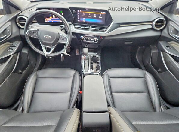 KL77LKE26RC140428 2024 CHEVROLET TRAX Темно-бордовый Вид панели приборов