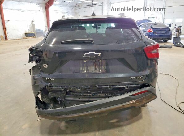 KL77LKE26RC221395 2024 CHEVROLET TRAX Черный Вид сзади