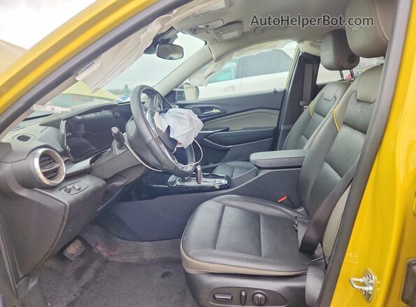 KL77LKEP0SC019525 2025 CHEVROLET TRAX Gold Widok wnętrza z przodu
