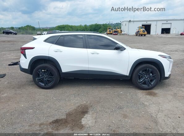KL77LKEP0SC262767 2025 CHEVROLET TRAX White Вид задньої частини салону