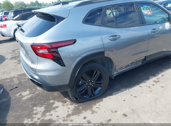 KL77LKEP0SC305049 2025 CHEVROLET TRAX Gray Вид спереду