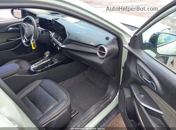 KL77LKEP1SC155940 2025 CHEVROLET TRAX Green Vista interior delantera