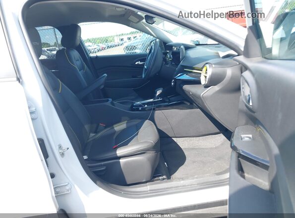 KL77LKEP2SC104284 2025 CHEVROLET TRAX Белый Вид салона спереди