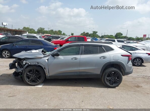 KL77LKEP2SC124745 2025 CHEVROLET TRAX Gray Vista interior trasera