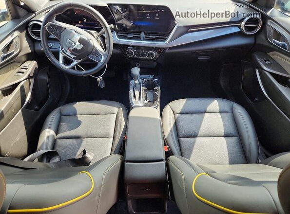 KL77LKEP2SC184248 2025 CHEVROLET TRAX Green Widok deski rozdzielczej