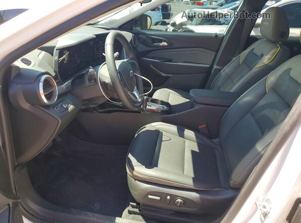 KL77LKEP3SC023746 2025 CHEVROLET TRAX White Vista interior delantera