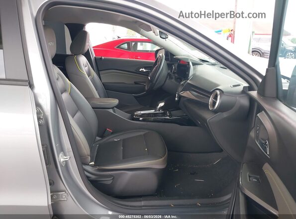KL77LKEP3SC047660 2025 CHEVROLET TRAX Gray წინა სალონის ხედი