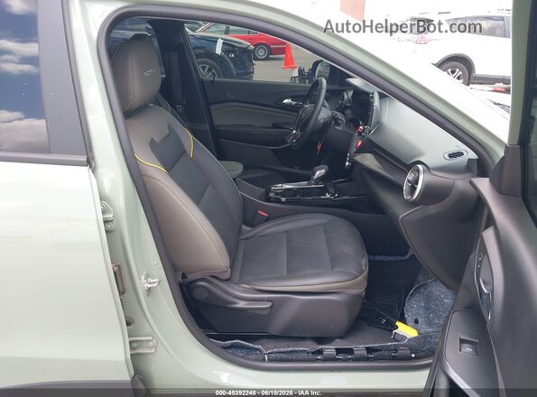 KL77LKEP4SC172814 2025 CHEVROLET TRAX Green Widok wnętrza z przodu
