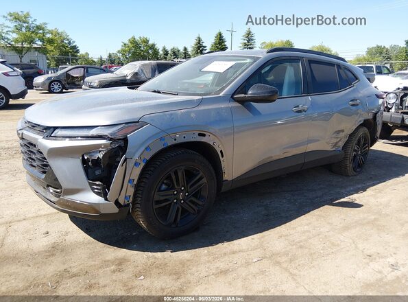KL77LKEP5SC012232 2025 CHEVROLET TRAX Silver Առջևի ձախ երեք քառորդ տեսարան