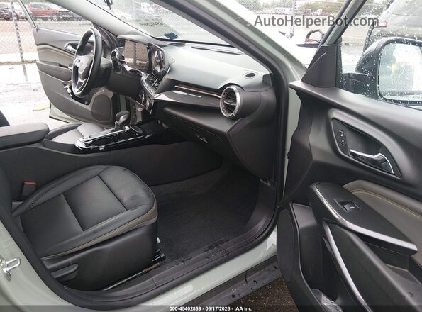KL77LKEP5SC043027 2025 CHEVROLET TRAX Green წინა სალონის ხედი