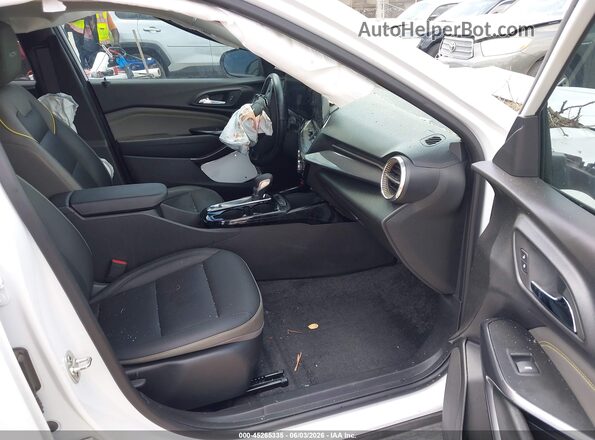 KL77LKEP6SC215226 2025 CHEVROLET TRAX White Widok wnętrza z przodu