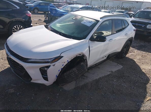 KL77LKEP7SC319000 2025 CHEVROLET TRAX Белый Передняя левая четверть