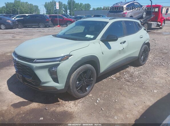KL77LKEP7SC327971 2025 CHEVROLET TRAX Green წინა მარცხენა ხედი სამი მეოთხედიდან