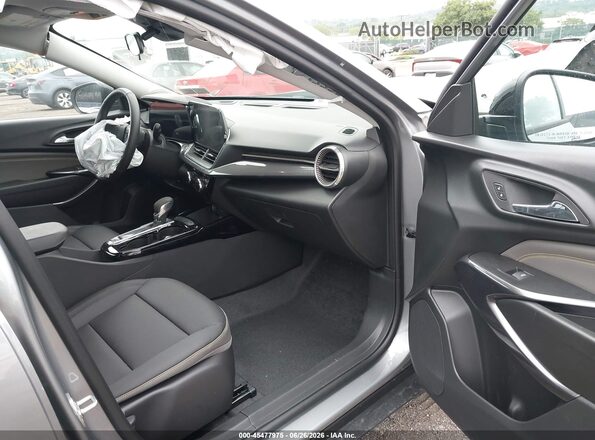 KL77LKEP7TC092571 2026 CHEVROLET TRAX Silver Widok wnętrza z przodu