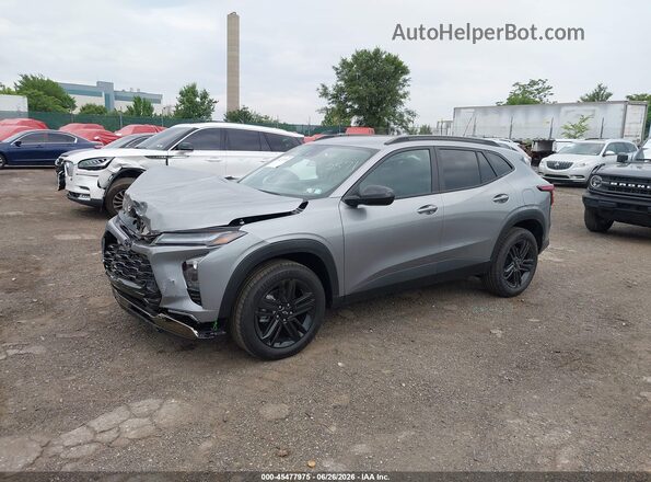 KL77LKEP7TC092571 2026 CHEVROLET TRAX Silver Przód lewy