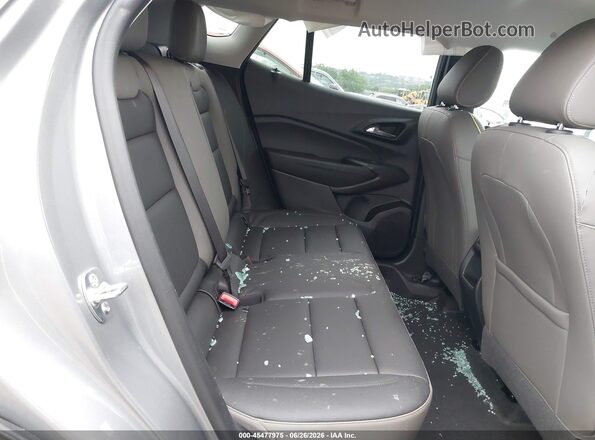 KL77LKEP7TC092571 2026 CHEVROLET TRAX Silver Widok naklejki z numerem VIN