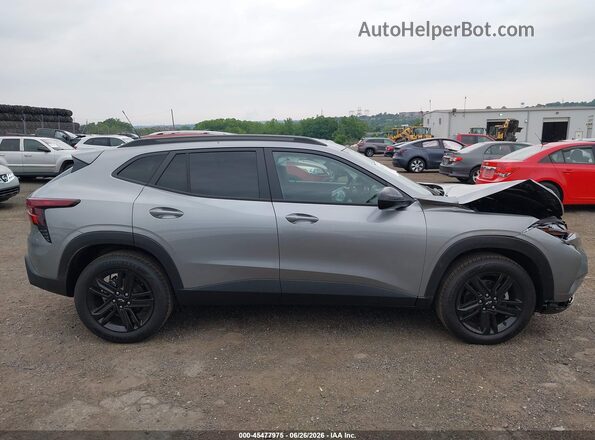 KL77LKEP7TC092571 2026 CHEVROLET TRAX Silver Widok wnętrza z tyłu
