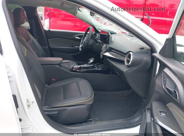 KL77LKEP8SC098829 2025 CHEVROLET TRAX White Vista interior delantera