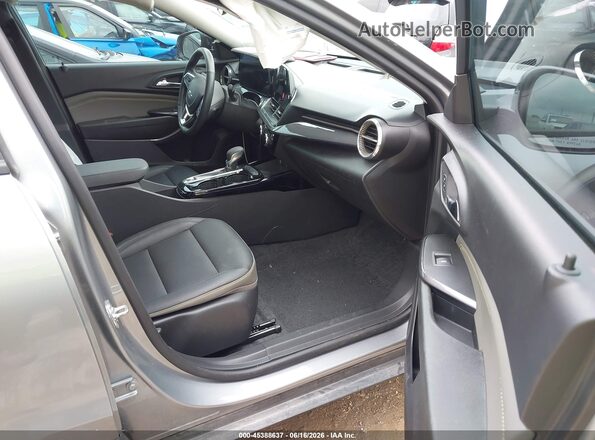 KL77LKEP9SC145236 2025 CHEVROLET TRAX Silver Front interior view