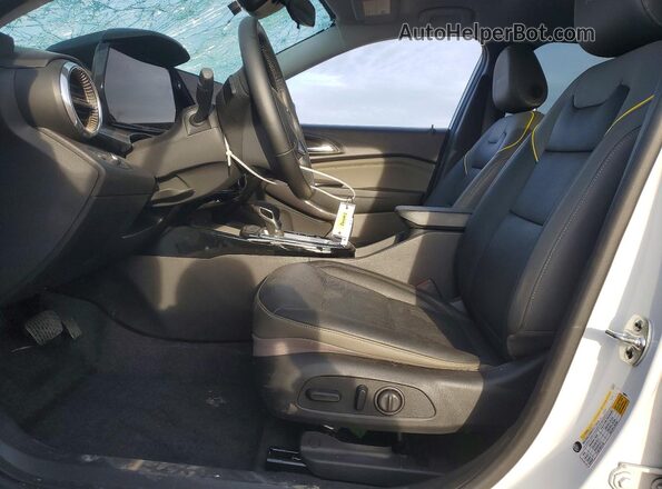 KL77LKEP9SC162781 2025 CHEVROLET TRAX Белый Вид салона спереди