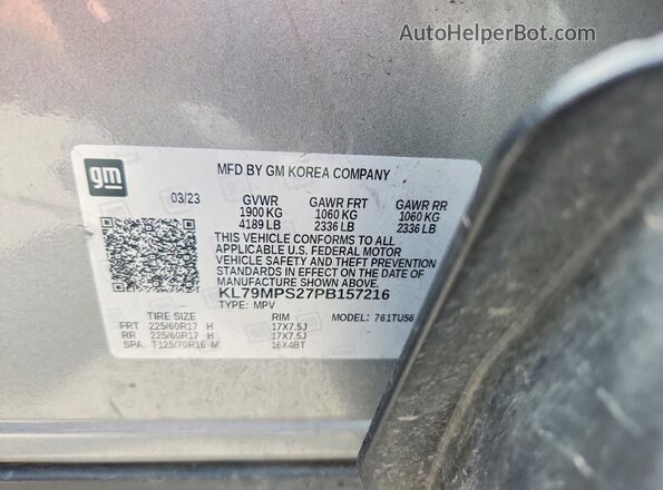 KL79MPS27PB157216 2023 CHEVROLET TRAILBLAZER Gray Widok naklejki z numerem VIN