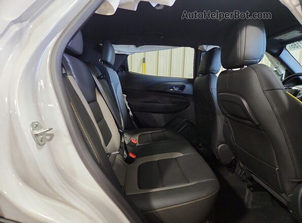 KL79MSSL7SB058402 2025 CHEVROLET TRAILBLAZER White Սալոնի հետևի տեսք