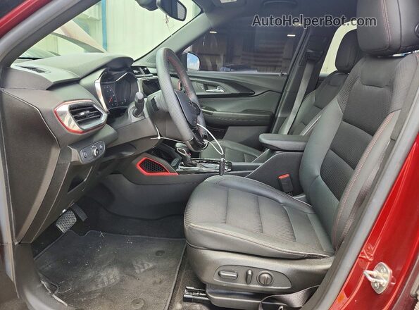KL79MTSLXPB015296 2023 CHEVROLET TRAILBLAZER Red Vista interior delantera