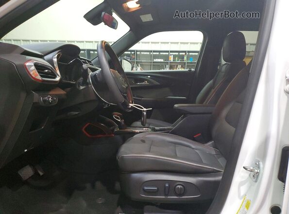 KL79MUSL3PB151209 2023 CHEVROLET TRAILBLAZER White Widok wnętrza z przodu