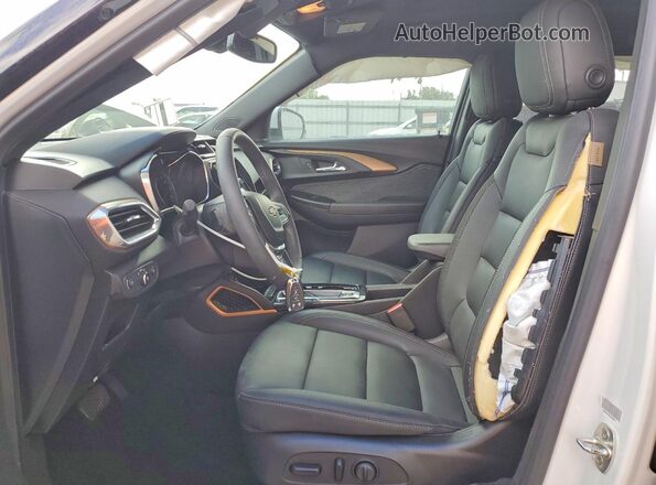 KL79MVSL0PB204910 2023 CHEVROLET TRAILBLAZER Белый Вид салона спереди