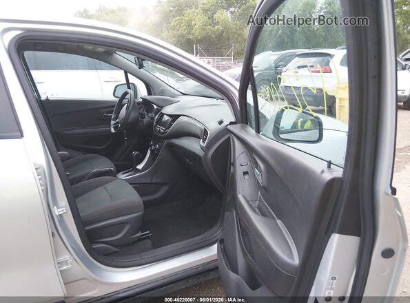 KL7CJKSB0LB024695 2020 CHEVROLET TRAX Silver Widok wnętrza z przodu