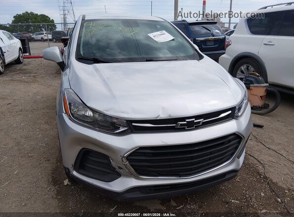 KL7CJKSB0LB024695 2020 CHEVROLET TRAX Silver Widok z przodu