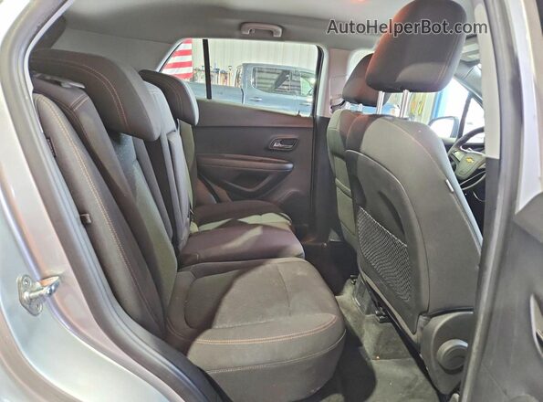 KL7CJKSB2JB594761 2018 CHEVROLET TRAX Silver 