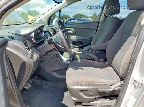 KL7CJKSB4JB624164 2018 CHEVROLET TRAX Silver Вид салону спереду