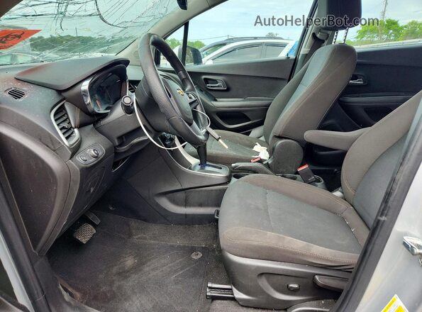 KL7CJKSB5JB734978 2018 CHEVROLET TRAX Silver Front interior view