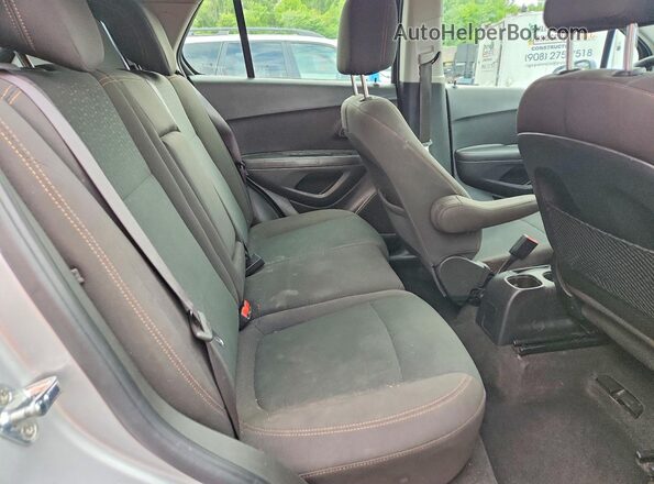 KL7CJKSB5JB734978 2018 CHEVROLET TRAX Silver Rear interior view