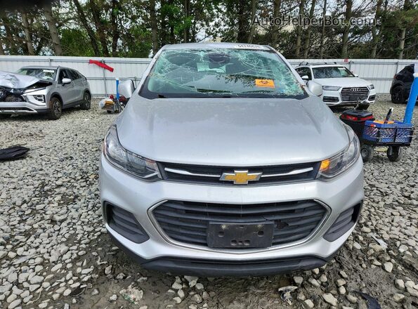 KL7CJKSB5JB734978 2018 CHEVROLET TRAX Silver Front view