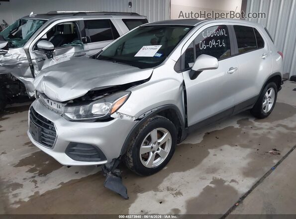 KL7CJKSB8JB632882 2018 CHEVROLET TRAX Silver Vista tres cuartos delantera izquierda