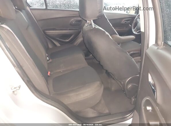 KL7CJKSB8JB632882 2018 CHEVROLET TRAX Silver Vista de la etiqueta del VIN