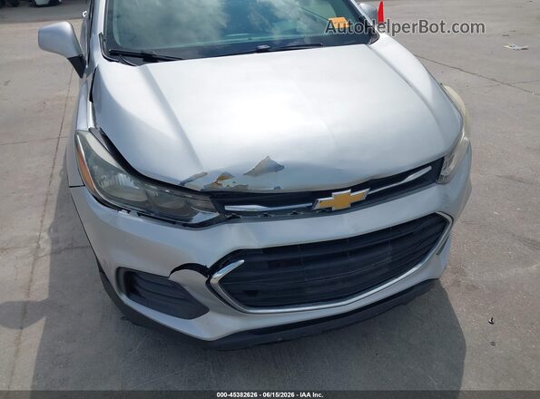 KL7CJKSBXJB555917 2018 CHEVROLET TRAX Silver Вид спереду