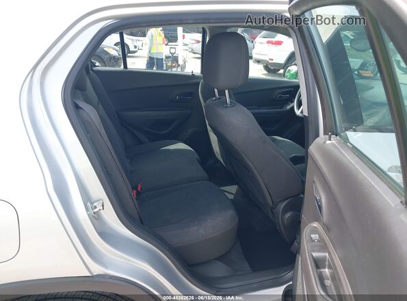 KL7CJKSBXJB555917 2018 CHEVROLET TRAX Silver Вид наклейки з VIN-кодом