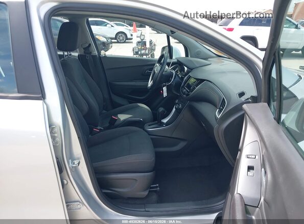 KL7CJKSBXJB555917 2018 CHEVROLET TRAX Silver Вид салону спереду